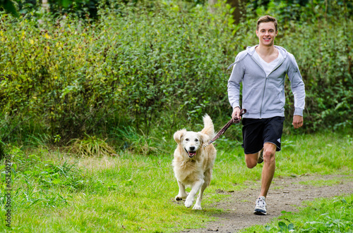 Photo: student joggt mit hund student joggt mit hund