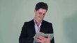 Homme d'affaire sur sa tablette graphique