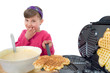 Mädchen bäckt Waffeln