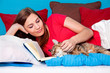 bedtime 18/Mädchen streichelt Katze im Bett