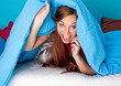 bedtime 24/Mädchen schaut unter der Bettdecke hervor