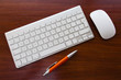 teclado, ratón y boligrafo