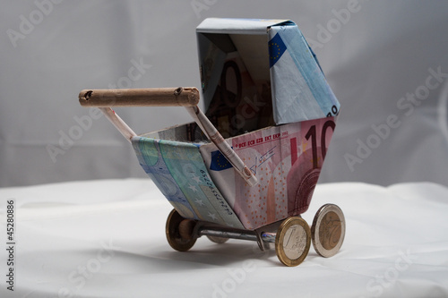 Photo: Kinderwagenmodell aus Geld Kinderwagenmodell aus Geld