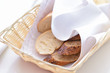 Foto: slices of bread in a wicker basket slices of bread in a wicker basket