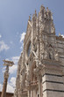 Luperca ante el Duomo de Siena, Italia