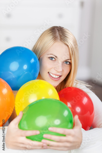 Photo: lachende frau mit luftballons lachende frau mit luftballons