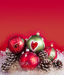 Weihnachtskugeln mit Dekoration