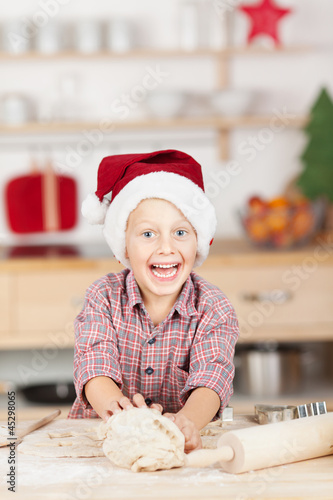 Photo: lustiger kleiner weihnachtsmann backt plätzchen lustiger kleiner weihnachtsmann backt plätzchen