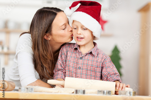 Photo: mutter küsst ihren sohn mutter küsst ihren sohn