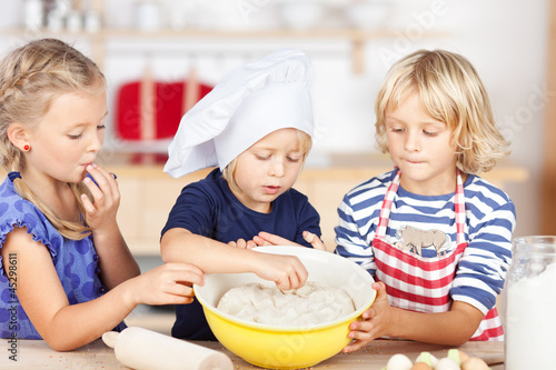 Photo: kinder naschen teig kinder naschen teig
