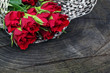 Rosen auf Holzuntergrund