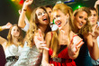 Leute tanzen in Club oder Disco Party