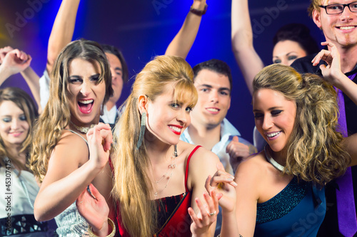 Photo: Leute tanzen in Club oder Disco Party Leute tanzen in Club oder Disco Party