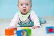 Baby spielt in Bauchlage