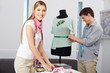 Lachende Modedesignerin im Atelier