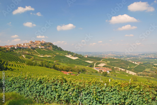 Photo: Blick auf den bekannten Weinort La Morra im Piemont Blick auf den bekannten Weinort La Morra im Piemont