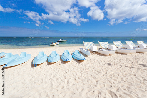 Photo: pédalos et kayaks de mer sur plage, île Maurice pédalos et kayaks de mer sur plage, île Maurice