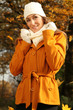 Frau im Herbst