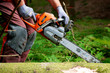 Waldarbeiter schneidet liegendes Holz - Entasten