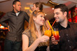Foto: Junges Paar trinkt Cocktails in einer Bar oder Restaurant Junges Paar trinkt Cocktails in einer Bar oder Restaurant