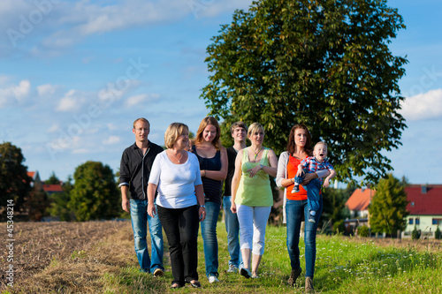 Photo: Familie und mehrere Generationen - Spaß auf der Wiese im Sommer Familie und mehrere Generationen - Spaß auf der Wiese im Sommer