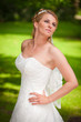 Braut mit weissem schulterfreiem Kleid und Diadem