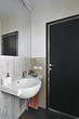 piccolo bagno moderno con asciugamani arancione