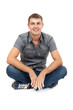 Foto: casual man sitting in lotus position, smiling casual man sitting in lotus position, smiling