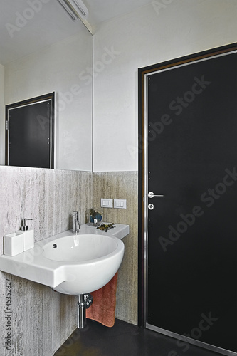 Photo: piccolo bagno moderno con asciugamani arancione piccolo bagno moderno con asciugamani arancione