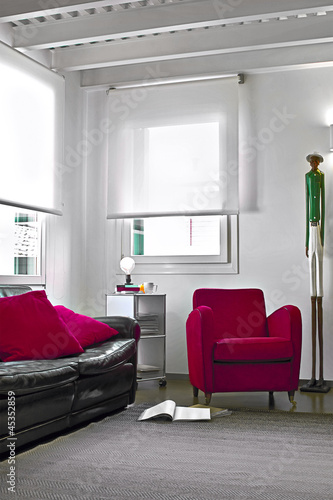 Photo: poltrona di tessuto rosso nel moderno soggiorno poltrona di tessuto rosso nel moderno soggiorno