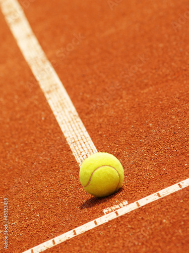 Photo: Tennisplatz Linie mit Ball 53 Tennisplatz Linie mit Ball 53