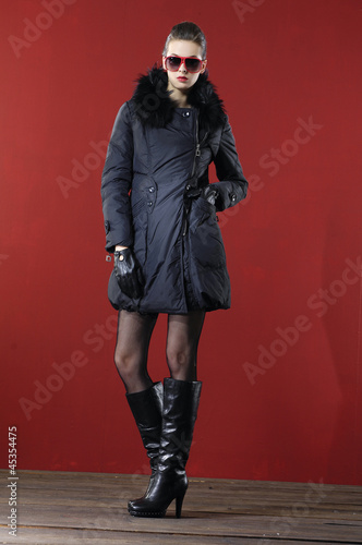 Photo: Portrait of fashion model in coat wearing sunglasses Portrait of fashion model in coat wearing sunglasses
