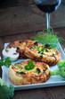 Ein Glas Rotwein zur Quiche