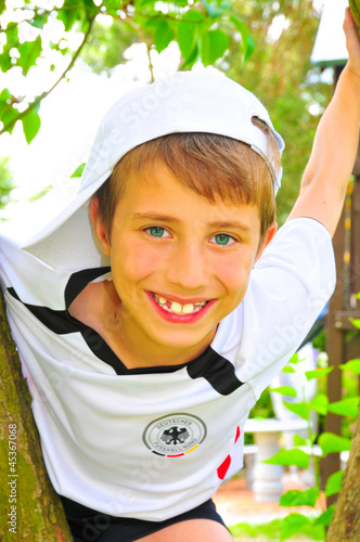 Photo: Lachender Junge beim Klettern Lachender Junge beim Klettern