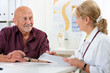 Ärztin spricht mit Patienten
