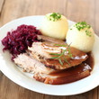 Foto: Schweinekrustenbraten mit Knödeln und Rotkohl Schweinekrustenbraten mit Knödeln und Rotkohl