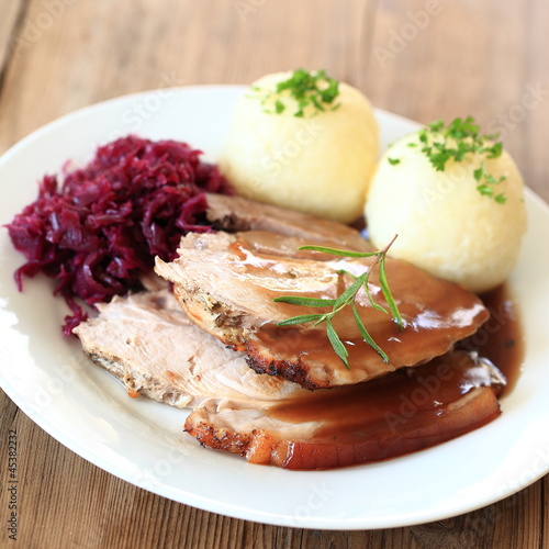 Photo: Schweinekrustenbraten mit Knödeln und Rotkohl Schweinekrustenbraten mit Knödeln und Rotkohl