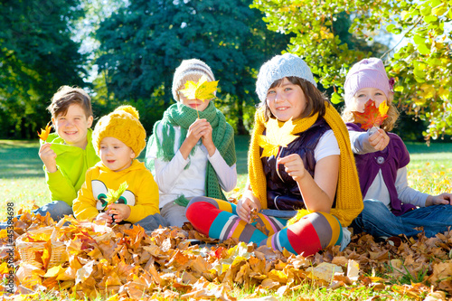 Photo: kids im laub kids im laub