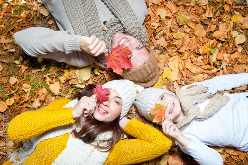 Photo: familie mit laub familie mit laub