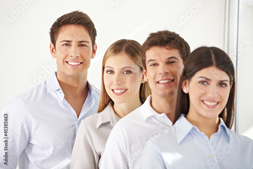 Photo: Junges Business-Team in einer Reihe Junges Business-Team in einer Reihe