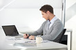 Student mit Laptop am Schreibtisch