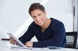 Designer am Schreibtisch mit Tablet Computer