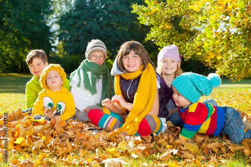 Photo: kinder im laub kinder im laub