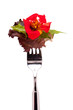 Salat mit roter Blüte einer Kapuzinerkresse