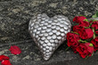 Herz mit roten Rosen
