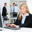 schreibkraft arbeitet am pc