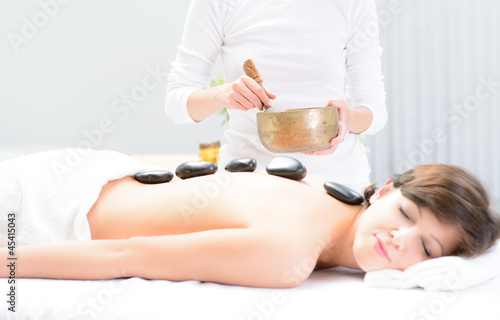 Photo: frau entspannt bei klangtherapie frau entspannt bei klangtherapie