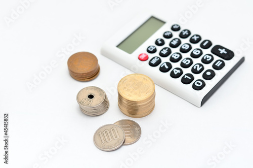 Photo: 電卓と硬貨 電卓と硬貨