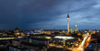 Berliner Skyline abends bei bewölktem Himmel