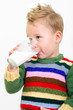 Kleiner Junge trinkt Milch